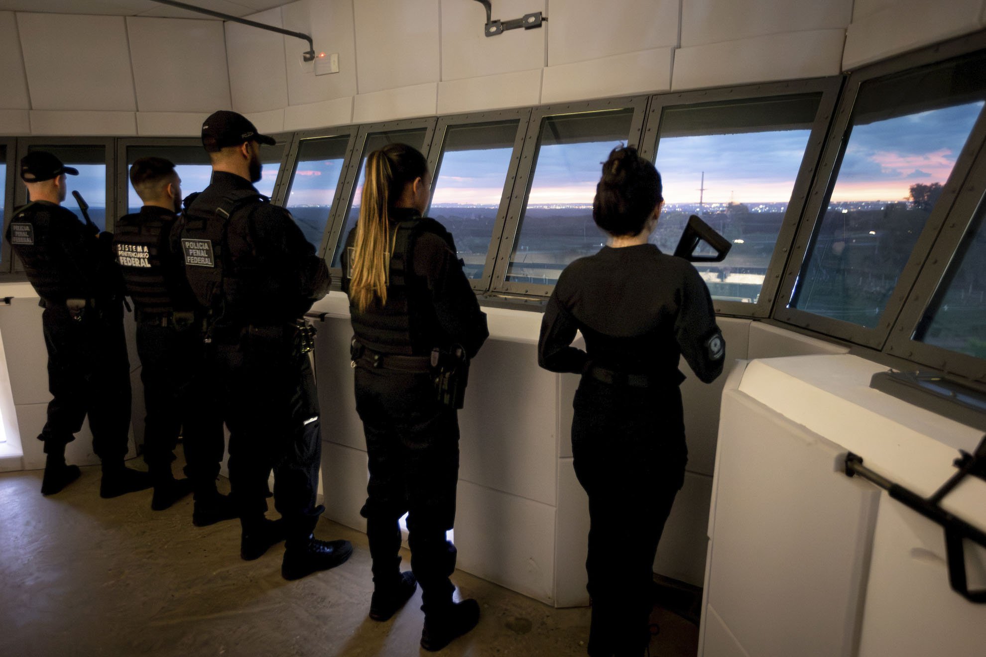 Eles fazem rondas nas torres da muralha que cerca a penitenciária