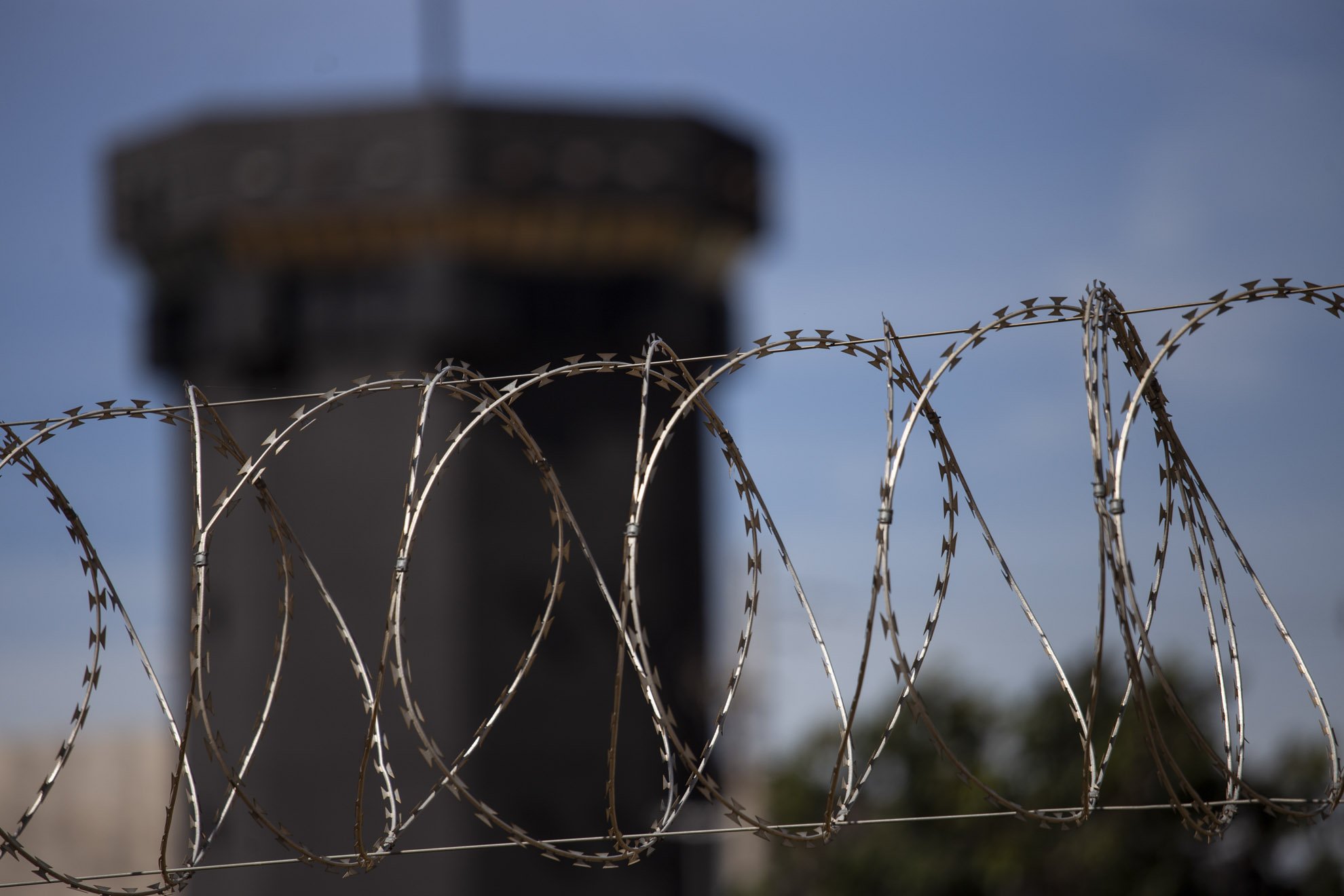 A muralha que cerca a penitenciária é capaz de resistir ao ataque de armamentos poderosos