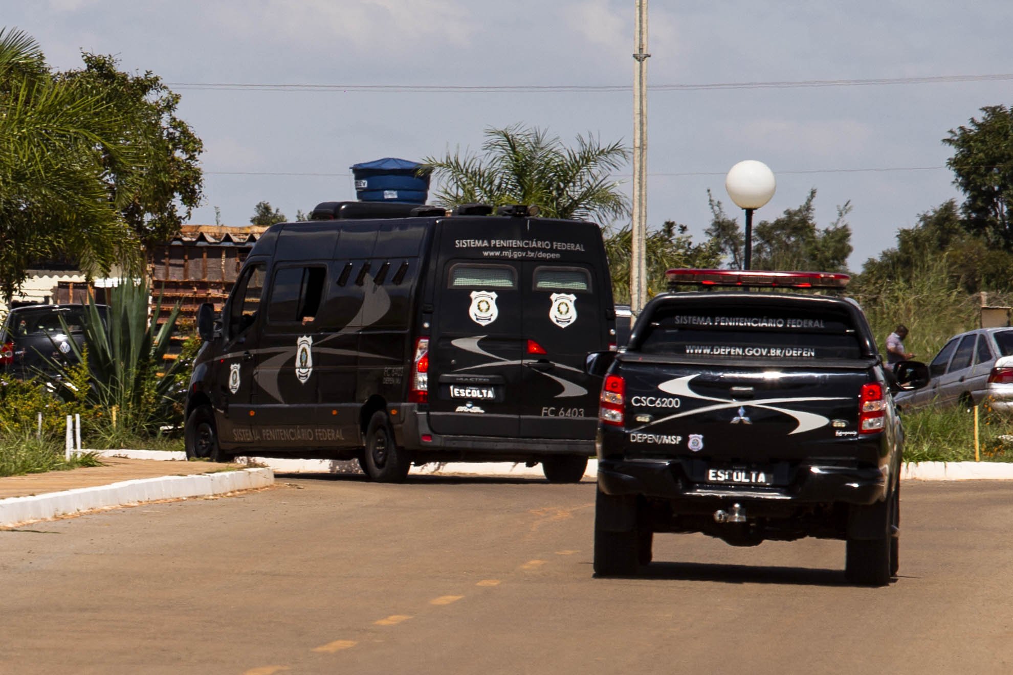 Os policiais usaram armas letais e não letais na “transferência”