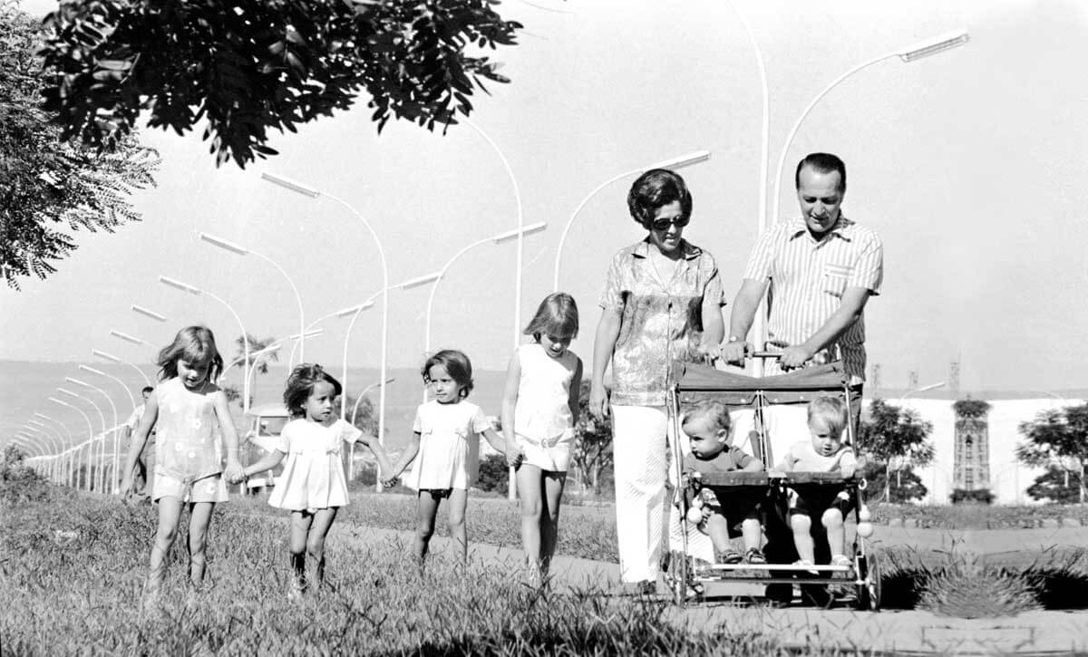 Da esquerda para a direita: Eliana Torelly, duas gêmeas filhas de um fotógrafo, Eloysa Torelly, Maria da Glória Torelly e Eloy Torelly. No carrinho, Rodrigo e Ana Beatriz Torelly