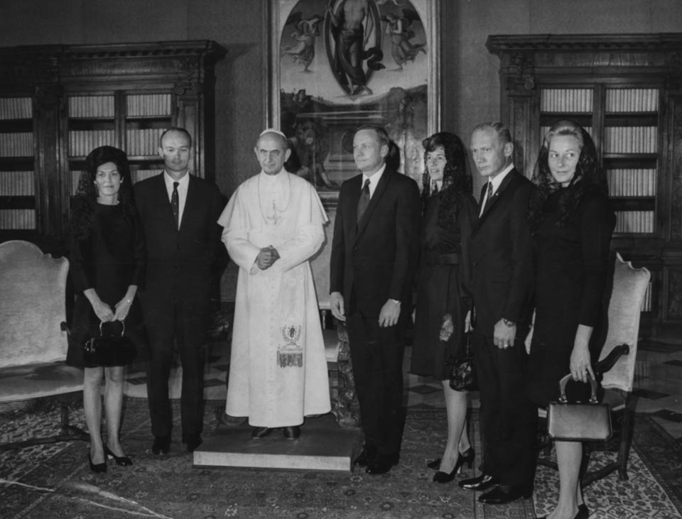 Collins, Armstrong, Aldrin e esposas encontram o papa Paulo VI