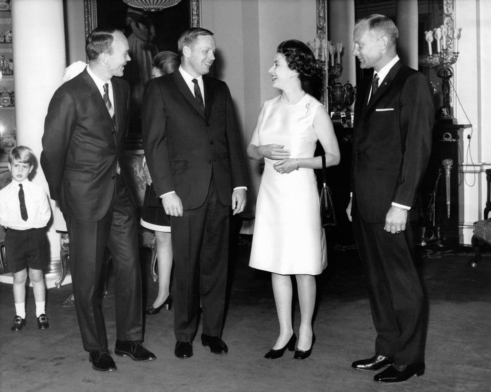 Collins, Armstrong e Aldrin com a rainha Elizabeth II, na Inglaterra