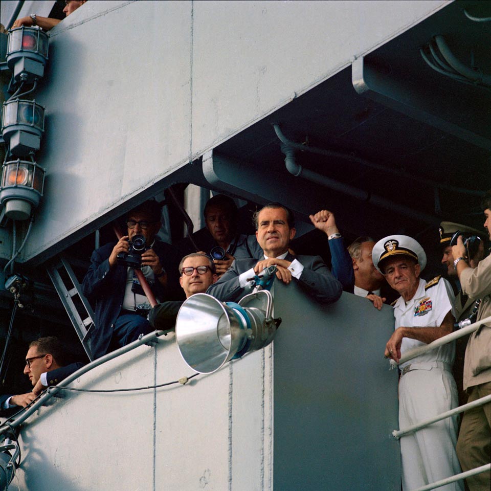 Richard Nixon a bordo do porta-aviões USS Hornet durante retorno dos astronautas à Terra