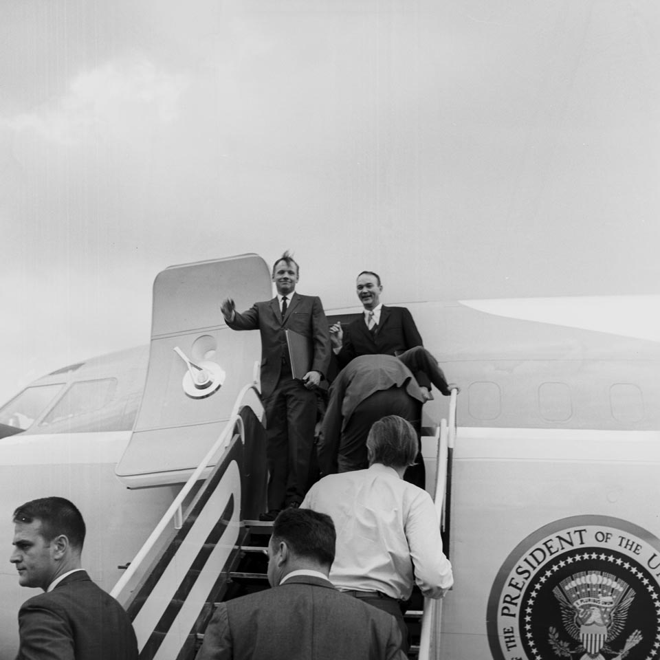 Neil Armstrong e Michael Collins desembarcam em Brasília