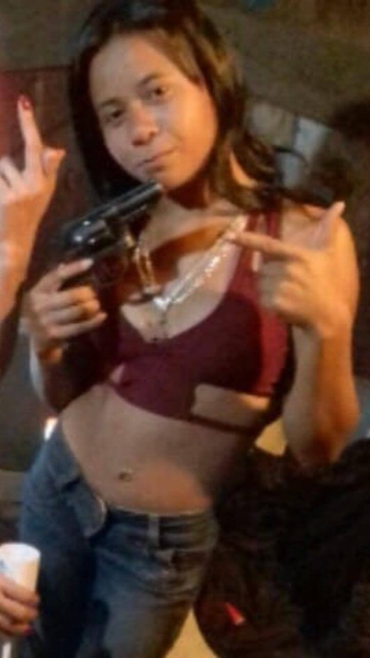Em uma das poucas fotos de Joyce, a jovem aparece segurando o revólver quase como um troféu