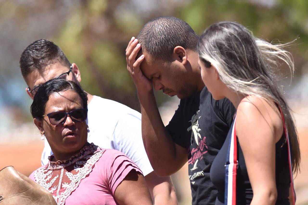 Matheus, único filho de Lina, chorou copiosamente e passou mal durante o enterro