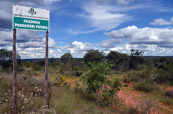 Placa de identificação da Fazenda Passagem Funda, propriedade onde nasce o Arrojado. Foto: Gilberto Alves/Especial para o Metrópoles