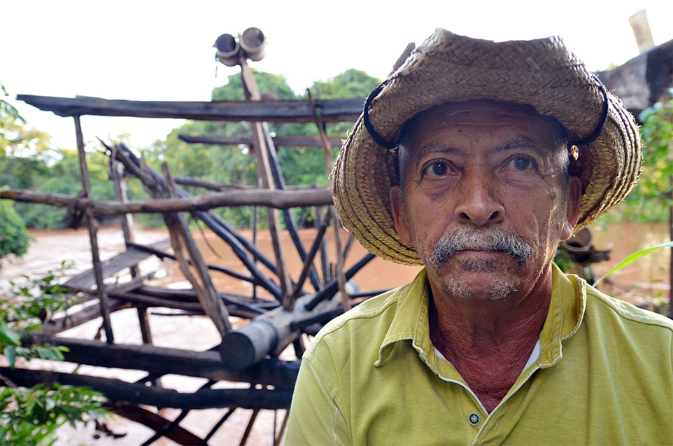 Balbino e a roda d’água de quase dois séculos: com o rio baixo, equipamento não funciona mais. Foto: Gilberto Alves/Especial para o Metrópoles