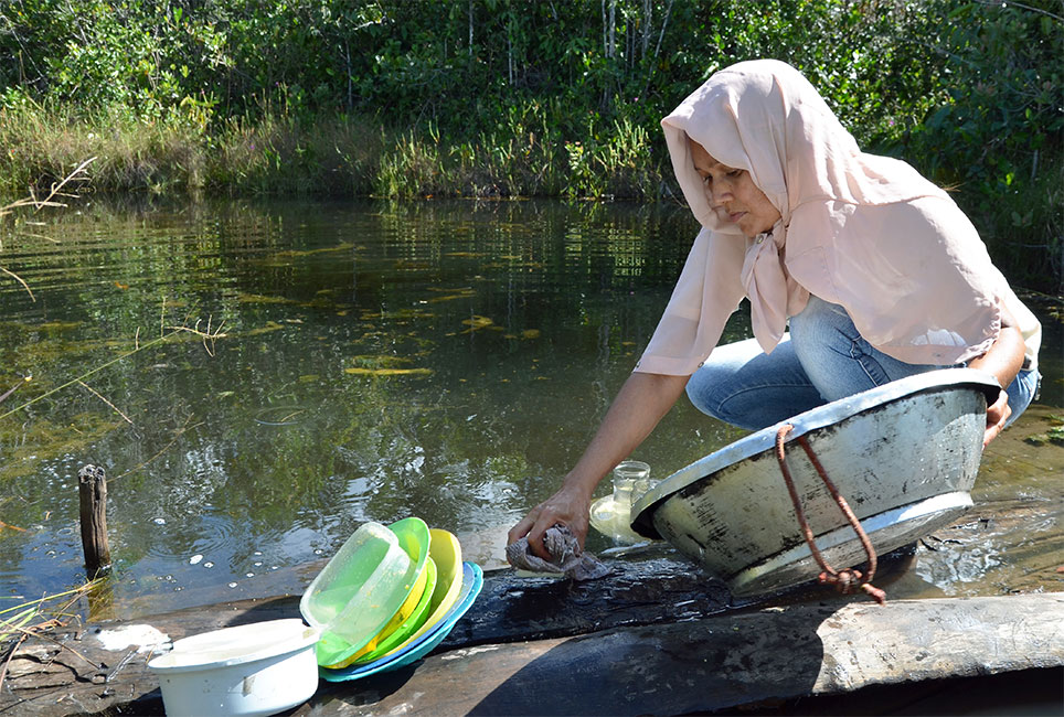 Aline Barbosa lava vasilhas na vereda: presença de mulheres é rara nos fechos de pasto. Foto: Gilberto Alves/Especial para o Metrópoles