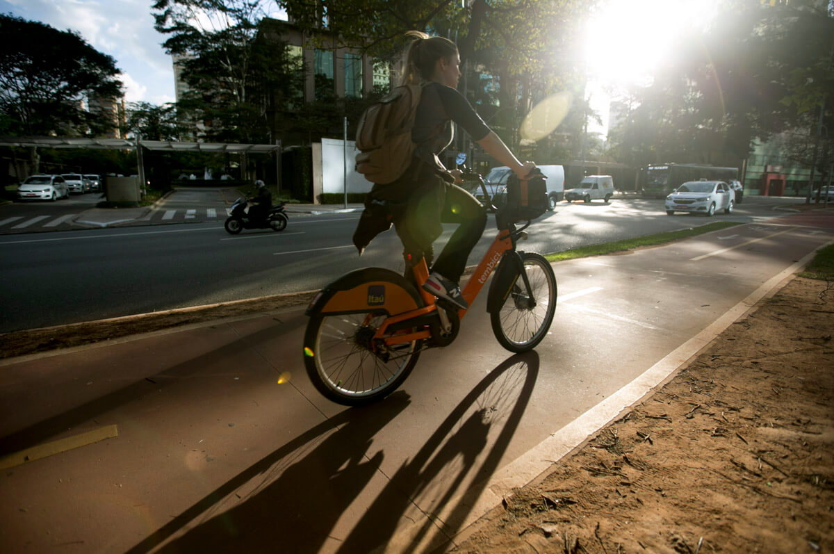 Os sapatos altos incomodam quando se fica muito tempo em pé no patinete ou pedalando a bicicleta