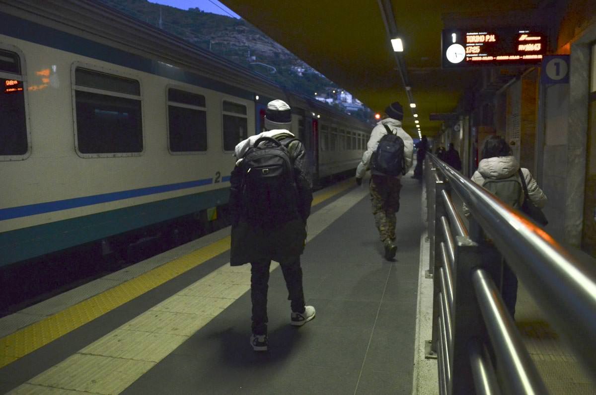 O trem serpenteia o Mediterrâneo com turistas europeus e migrantes, que arriscam suas vidas para se esconderem da polícia