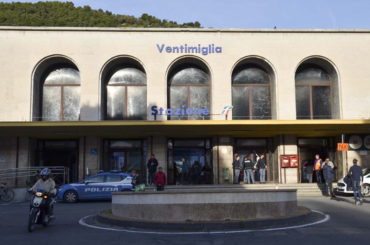 Dezenas de migrantes se amontoam diariamente na estação de Ventimiglia para tentarem chegar à França escondidas nos trens