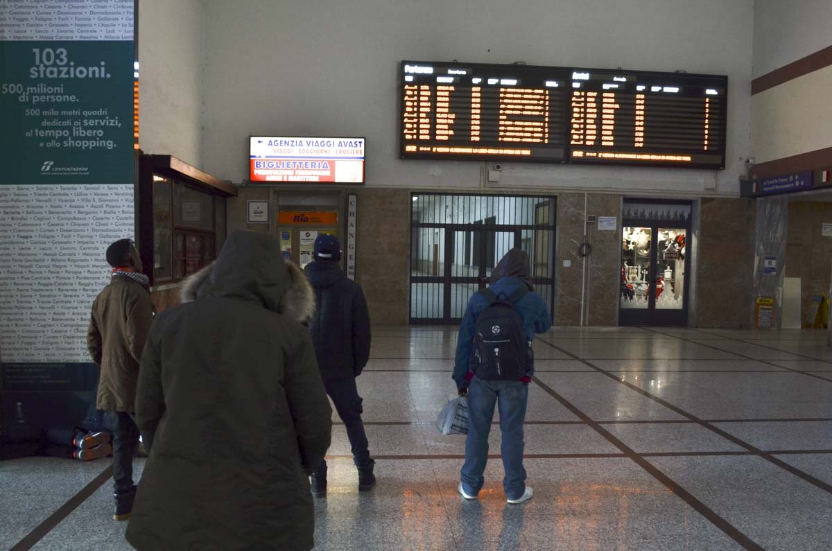 A polícia francesa vistoria os vagões quando o trem chega à estação de Menton-Garavan, na França
