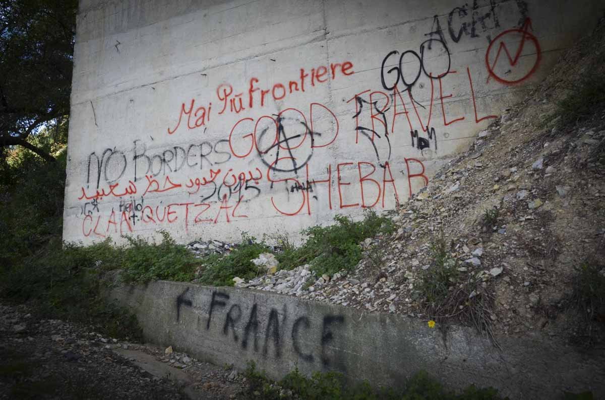 Pichações de apoio aos migrantes são vistas pelo Caminho da Morte, em Grimaldi, na Itália