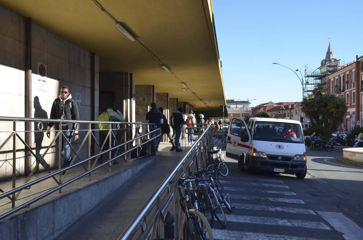 Refugiados e integrantes da Cruz Vermelha italiana ficam 24h em frente à estação ferroviária de Ventimiglia