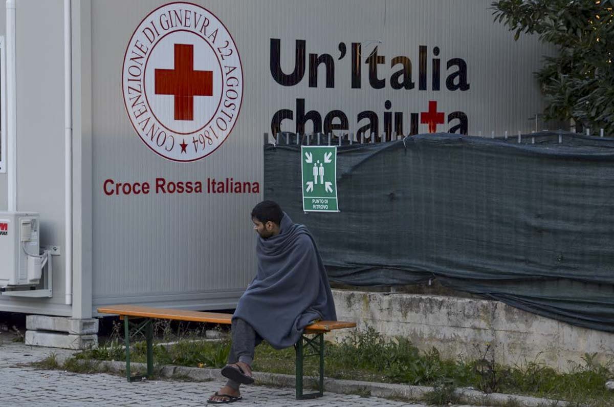 A prefeitura autorizou a instalação de um campo de refugiados da Cruz Vermelha Italiana a 8 km do centro da cidade
