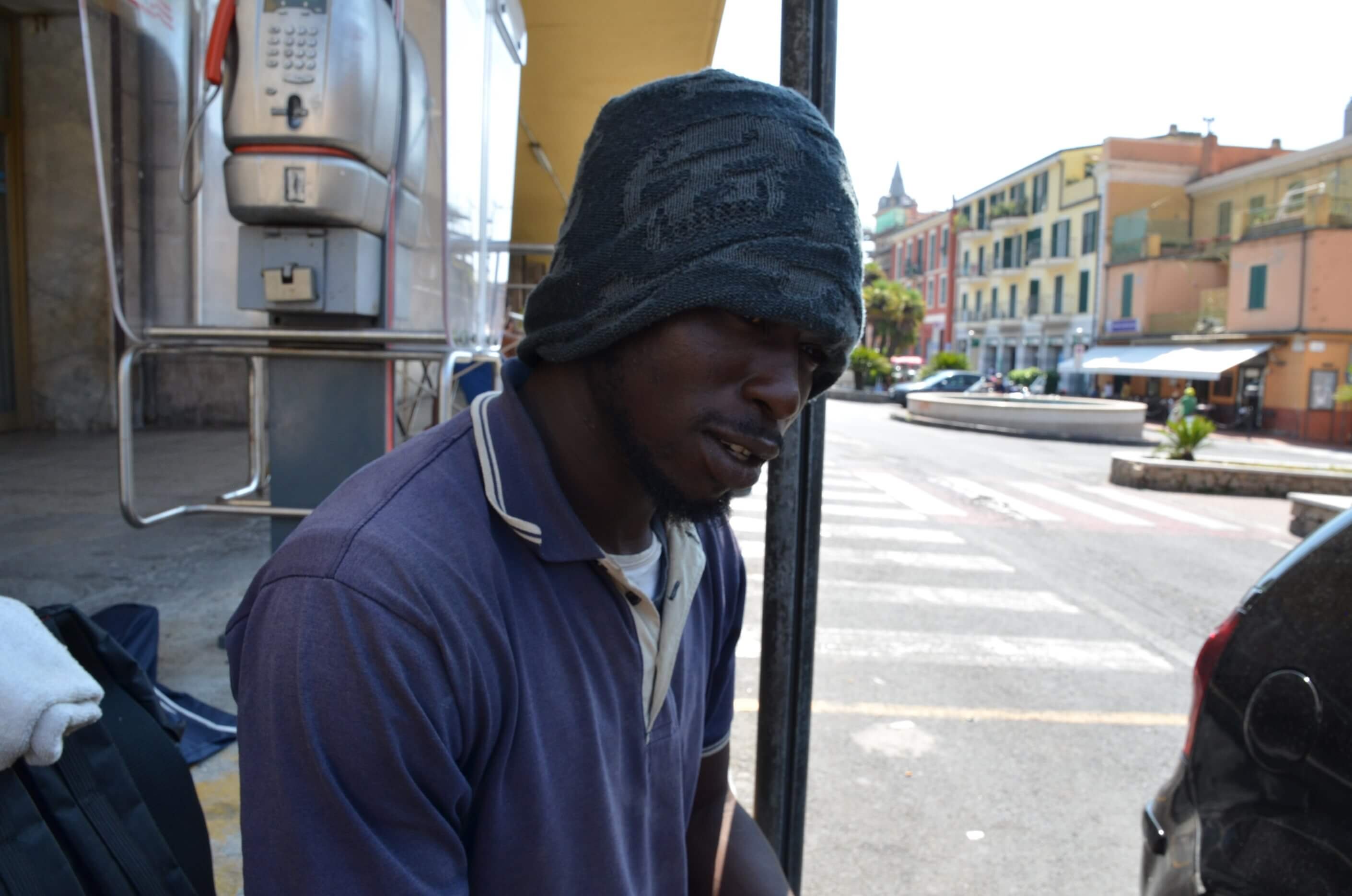 Noulou, de Gana, em frente à estação de trem de Ventimiglia. Ele já tentou entrar na França cinco vezes