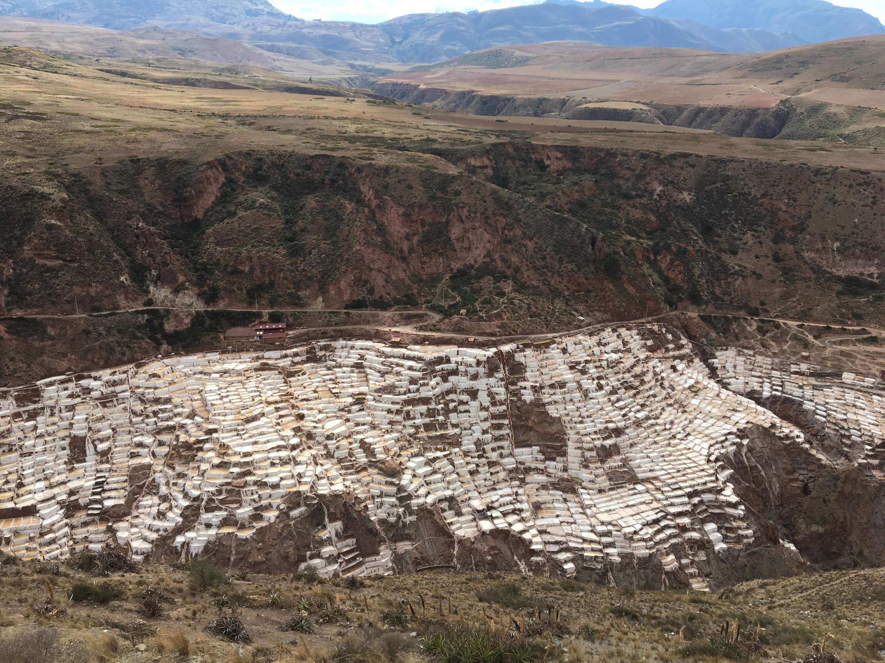 A imensidão branca das salinas de Maras