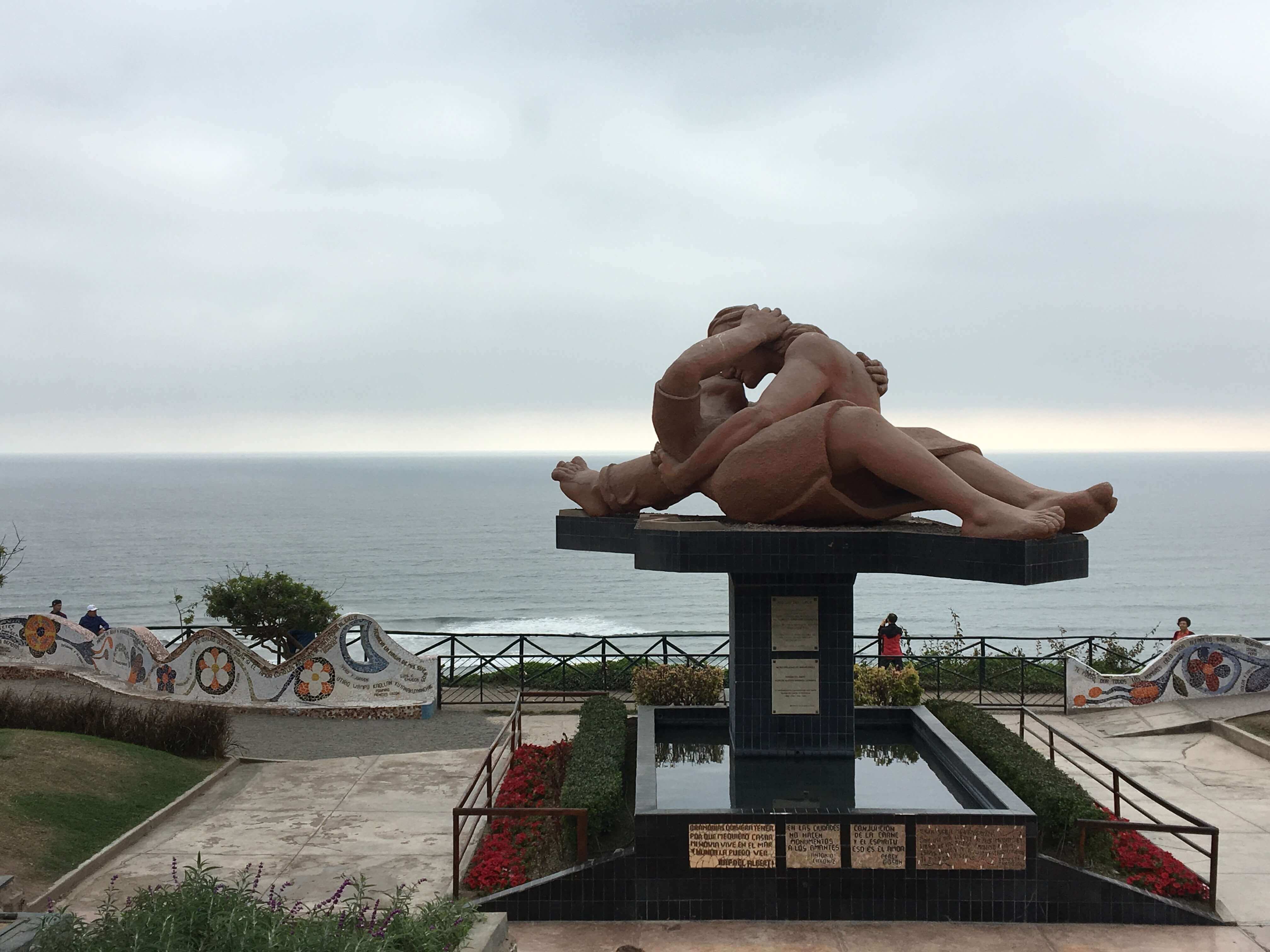 Perto do Shopping Larcomar, o Parque del Amor destaca a escultura O Beijo, de Victor Délfin