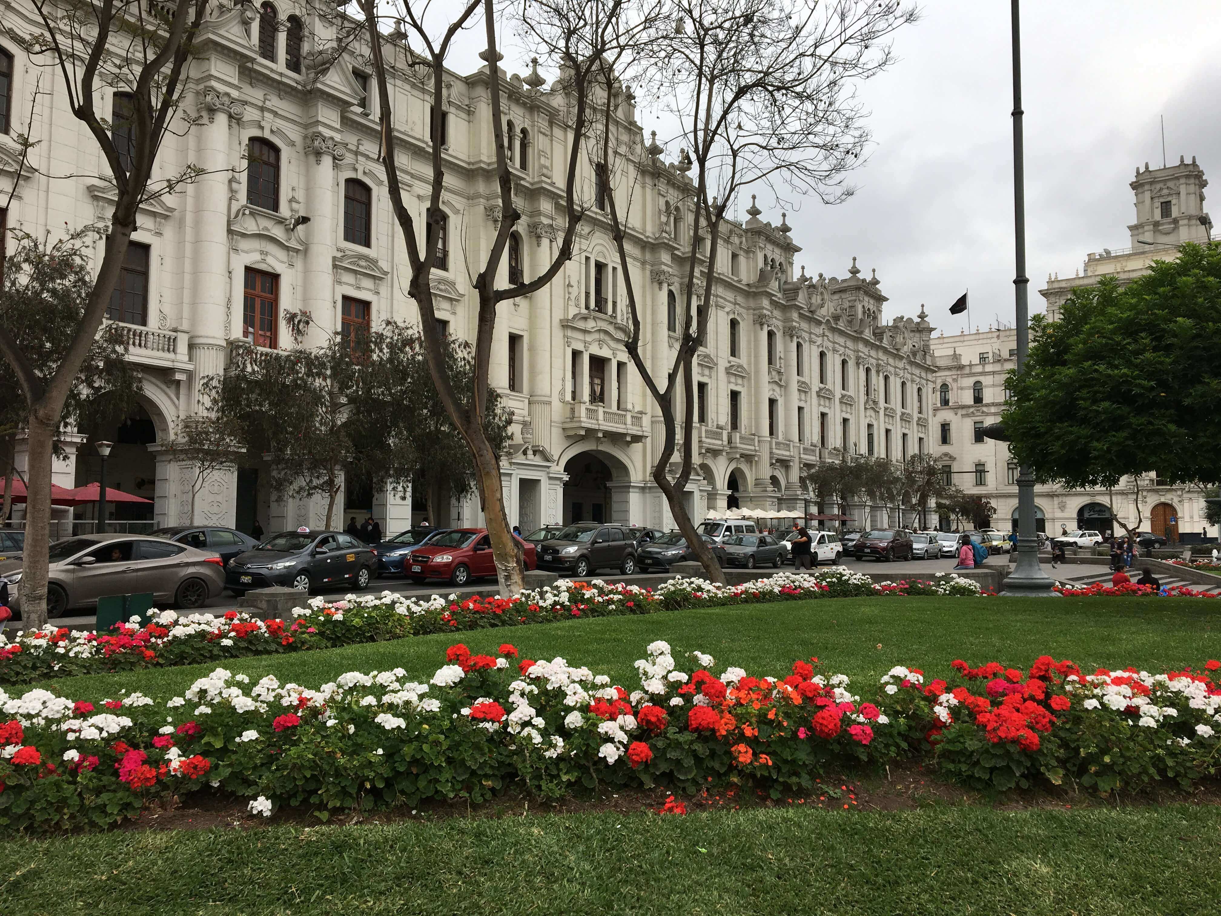 Arquitetura clássica e muitas cores no passeio