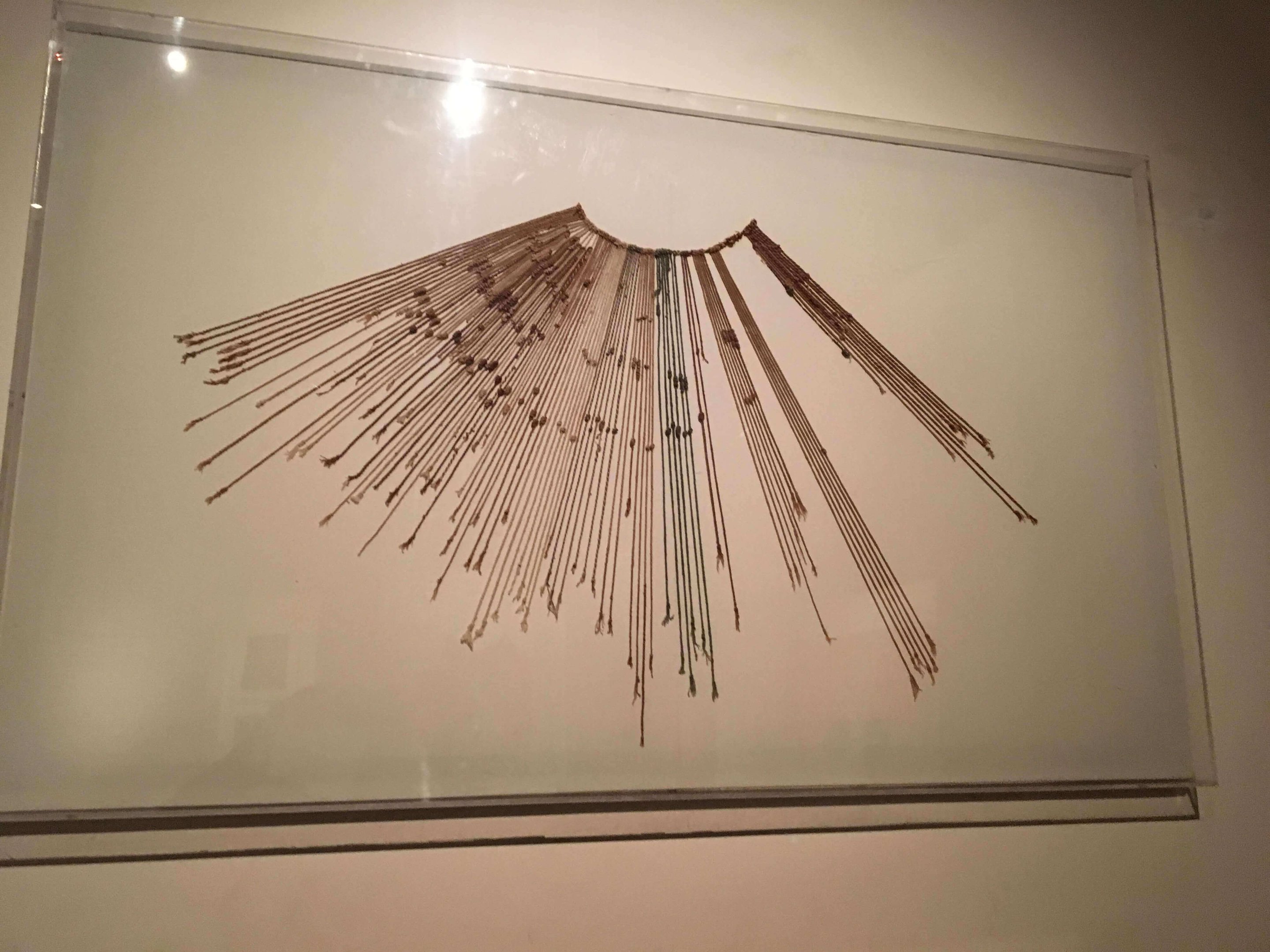 Exemplo de quipu da era inca. Conjunto de pequenas contas em cordas finas era usado para registros