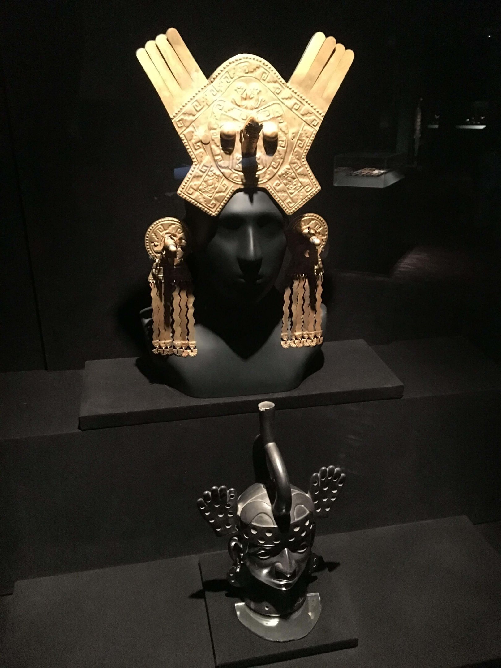 A riqueza dos ornamentos em ouro, minério desejado pelos espanhóis que colonizaram o país