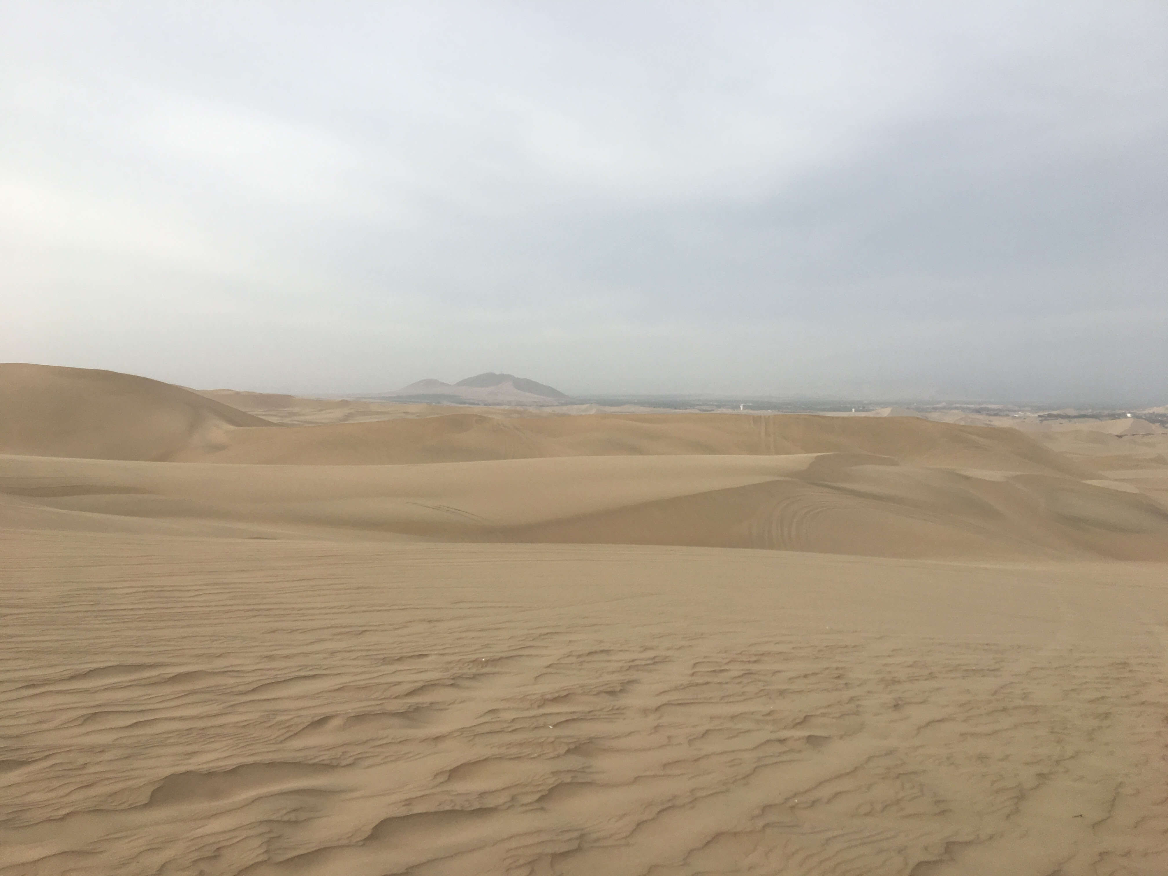 A imensidão do deserto de Huacachina, no distrito de Ica