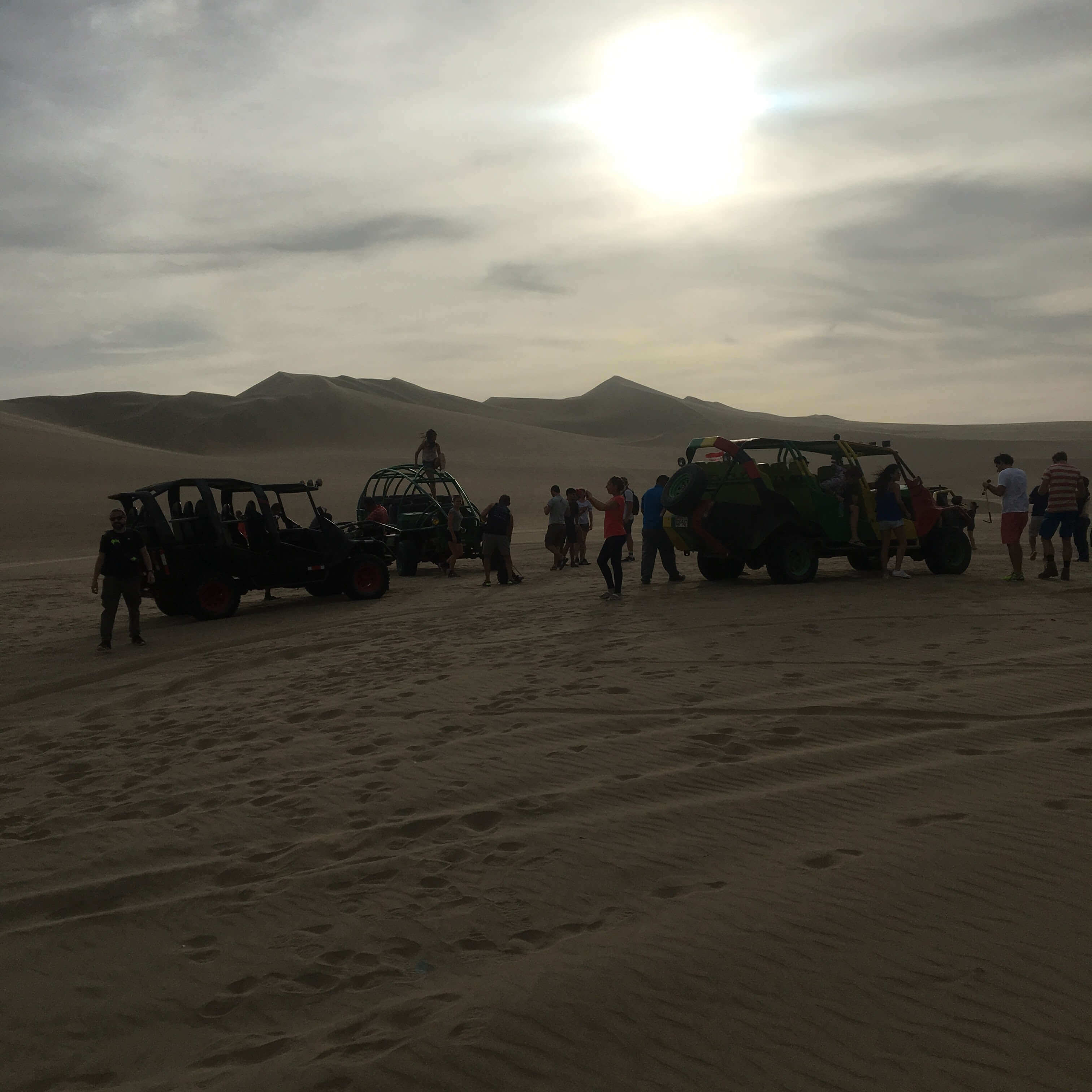 Aventureiros aproveitam para passear de buggy e praticar sandboard